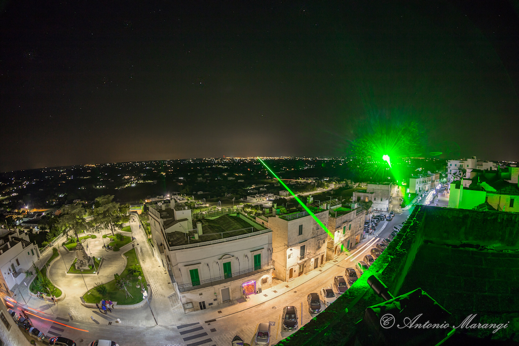 都市を繋ぐ光の道しるべ