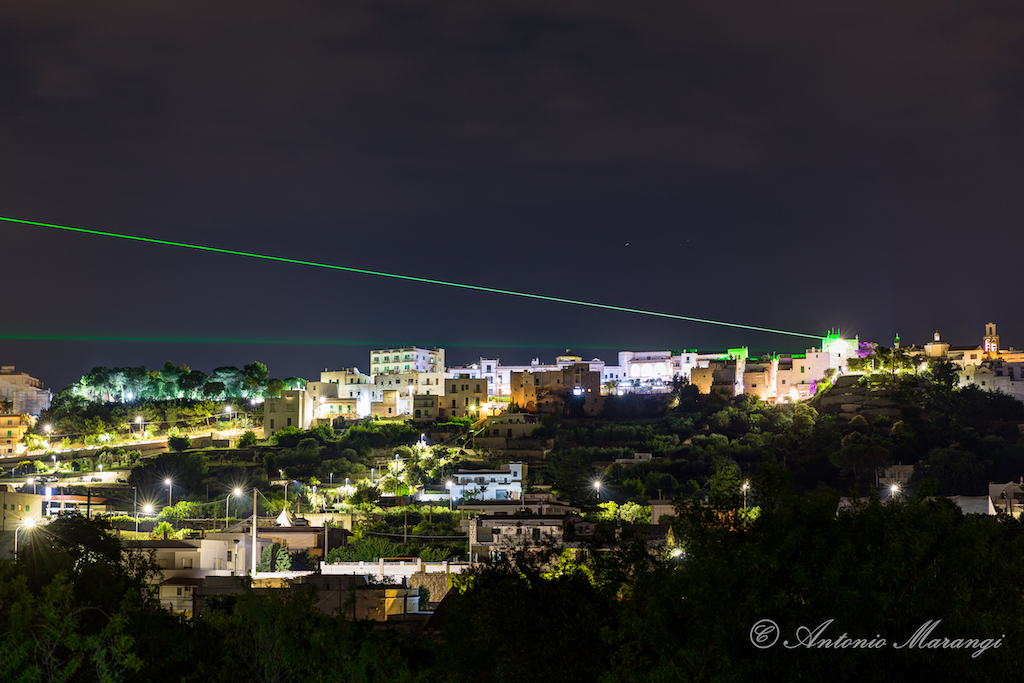 都市を繋ぐ光の道しるべ