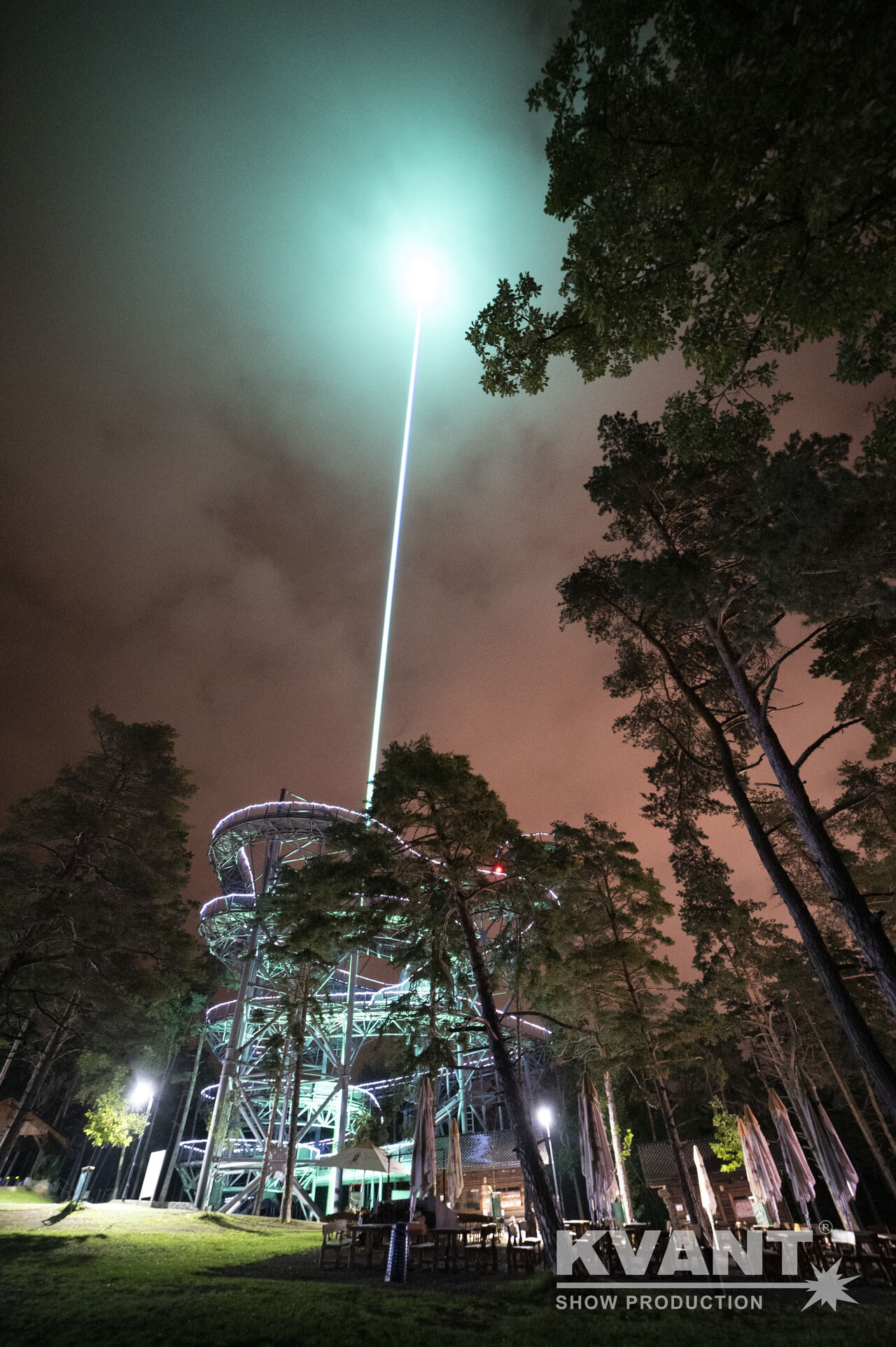 サーチライトのようだが消費電力は非常に少ないレーザー