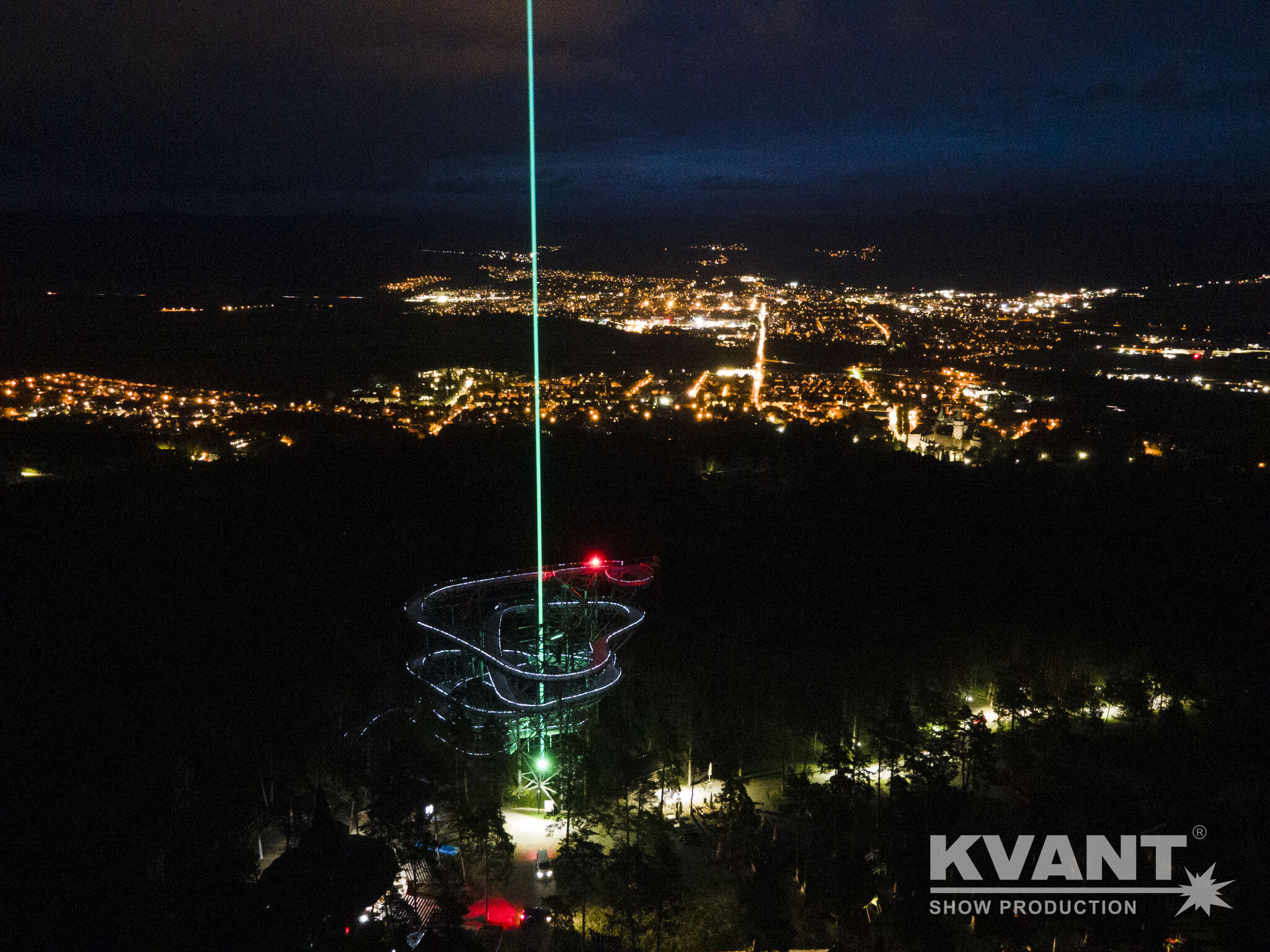 サーチライトのようだが消費電力は非常に少ないレーザー