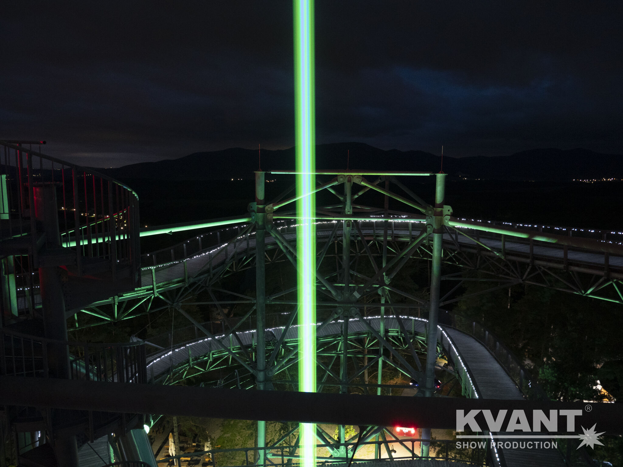 サーチライトのようだが消費電力は非常に少ないレーザー