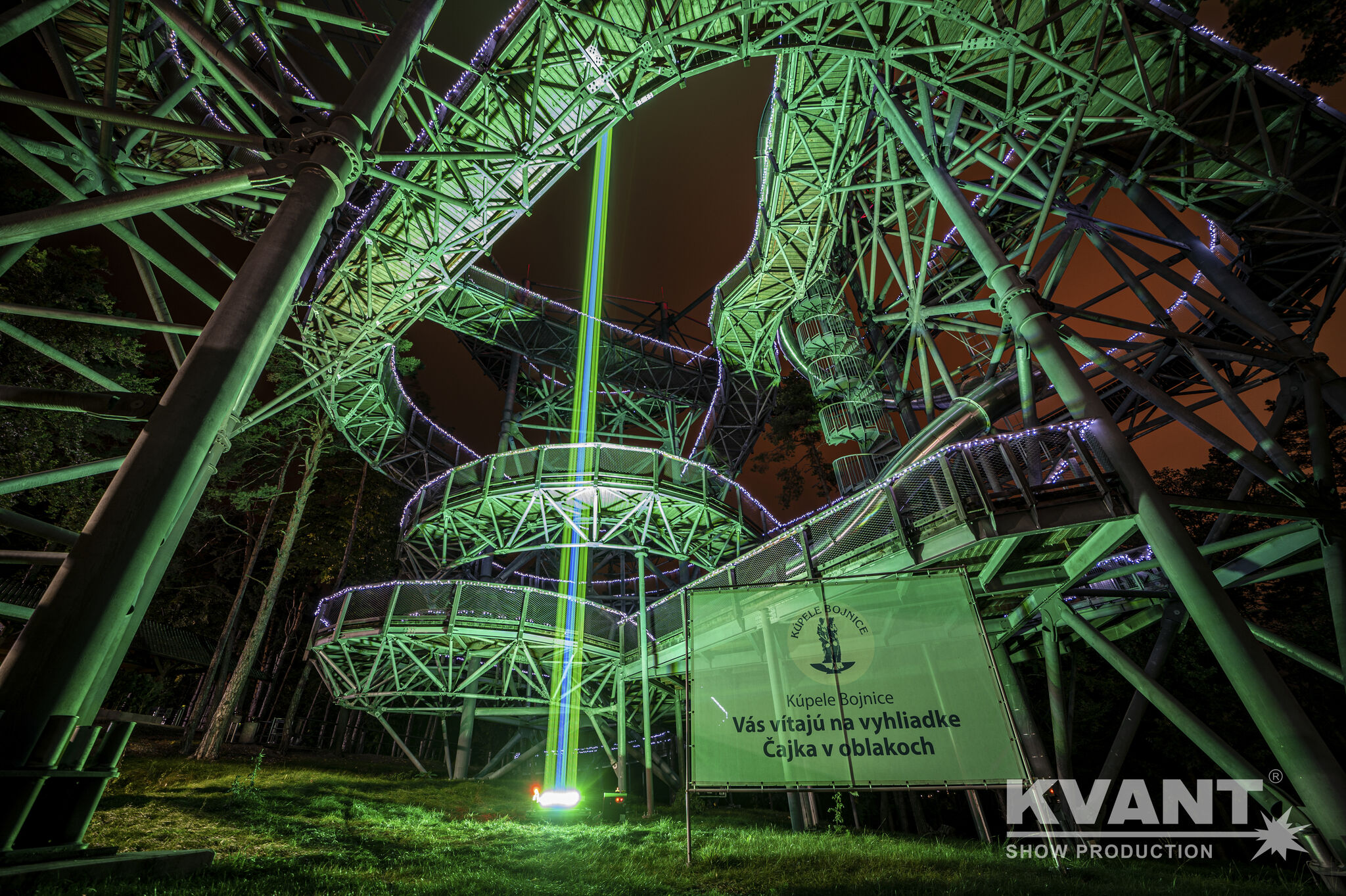 サーチライトのようだが消費電力は非常に少ないレーザー