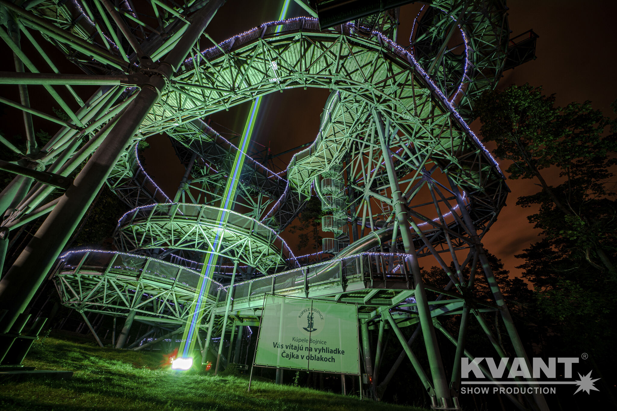 サーチライトのようだが消費電力は非常に少ないレーザー