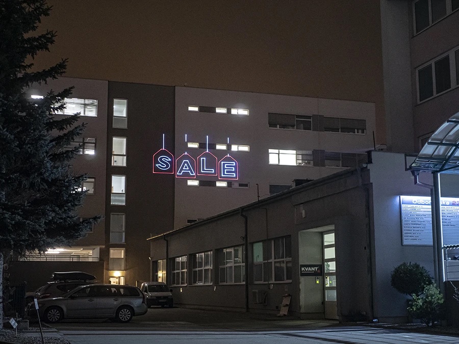 雪の中でもレーザーを照射し、宣伝広告に使えます。超省エネルギー