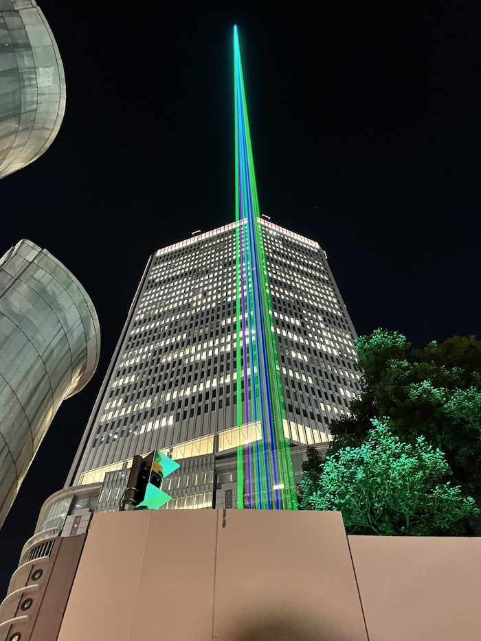 宇宙までも届くレーザー光線 大阪　レーザー