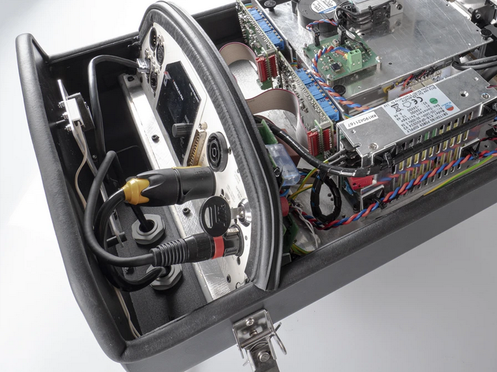 屋外広告　レーザービルボード　派手で目立つ広告　新しい媒体