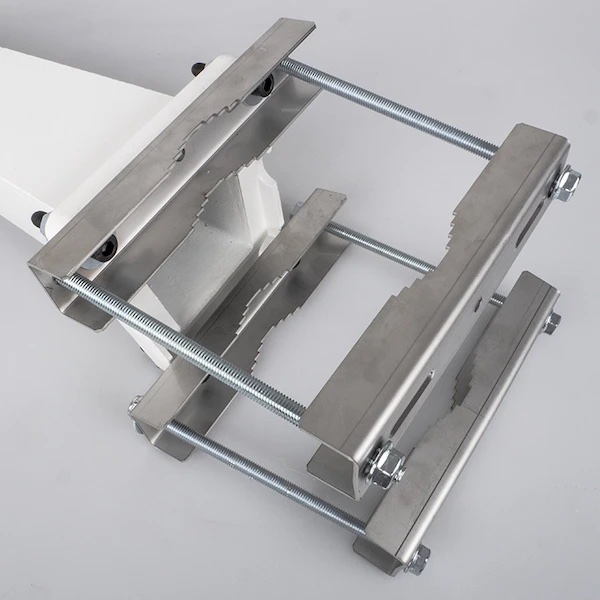 柱に取り付ける為のブラケット