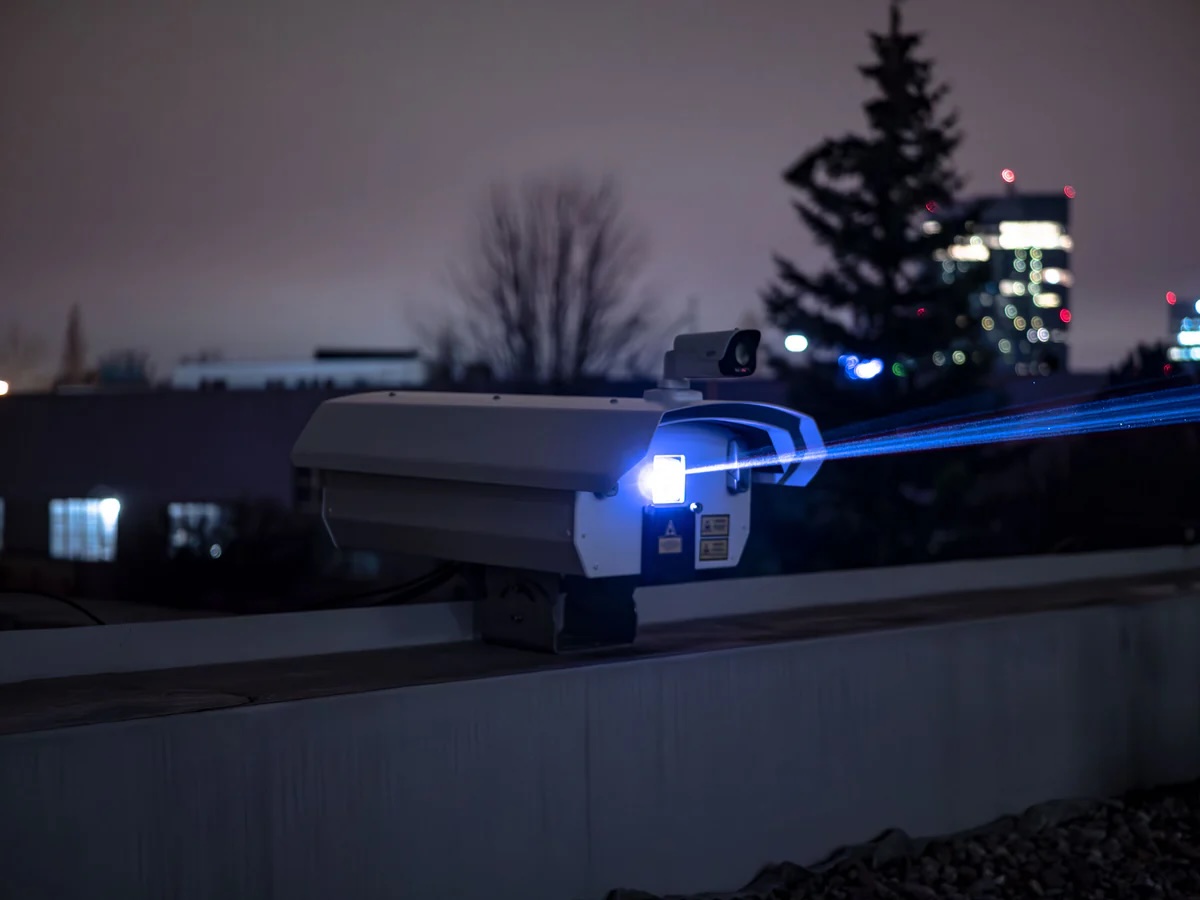 屋外広告　レーザービルボード　派手で目立つ広告　新しい媒体