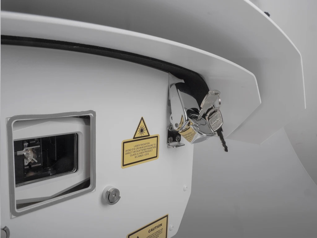 屋外広告　レーザービルボード　派手で目立つ広告　新しい媒体