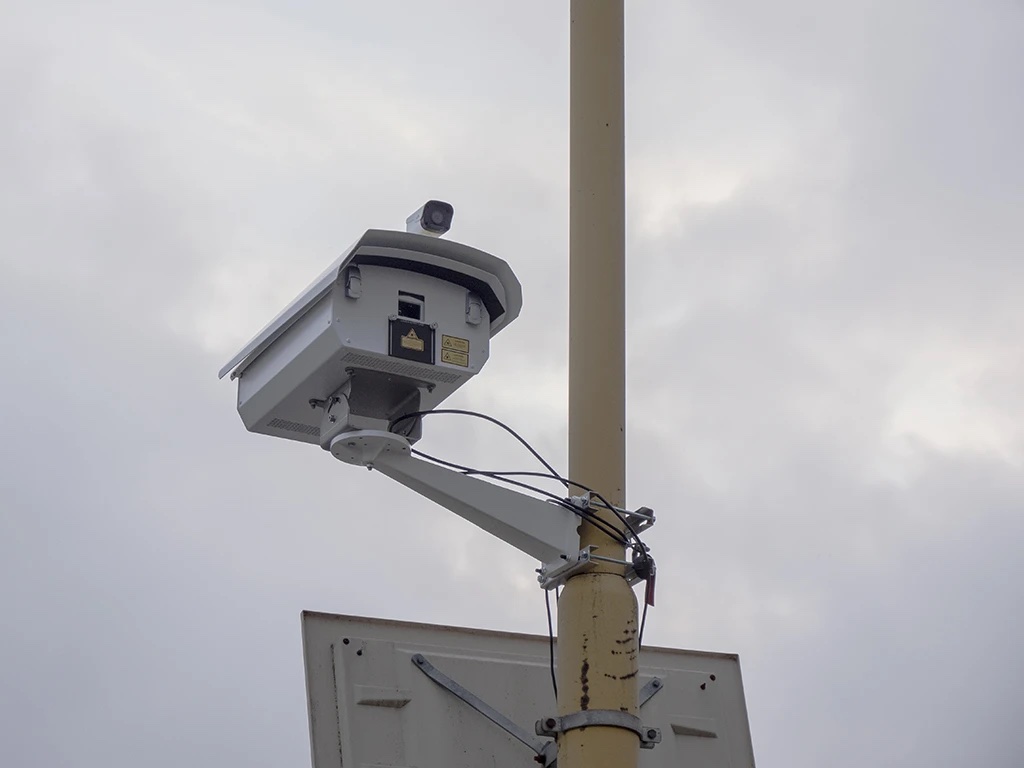 電柱に取付　屋外広告　レーザービルボード　派手で目立つ広告　新しい媒体