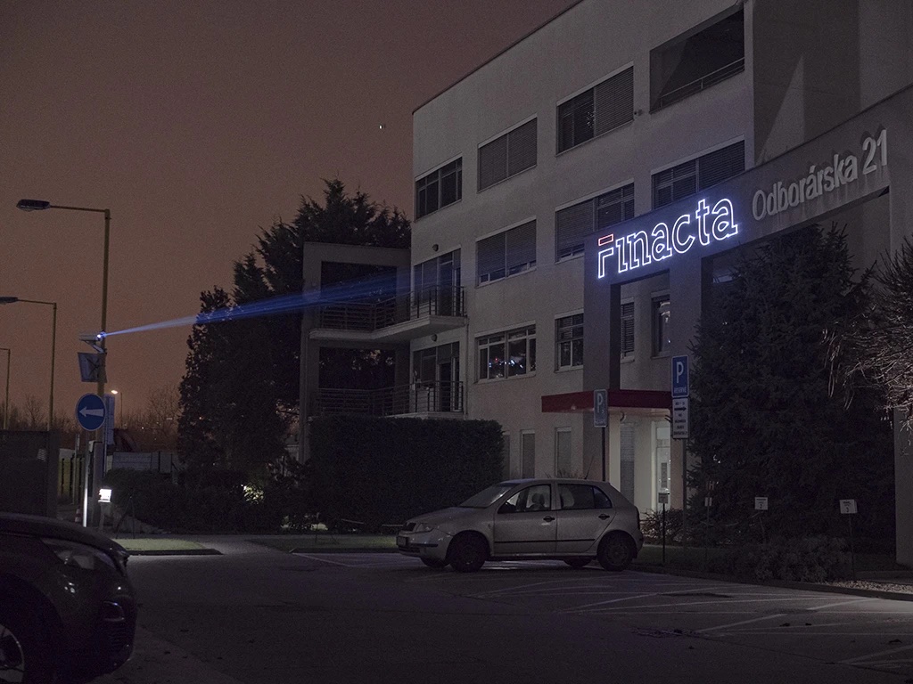 電柱に取付　屋外広告　レーザービルボード　派手で目立つ広告　新しい媒体