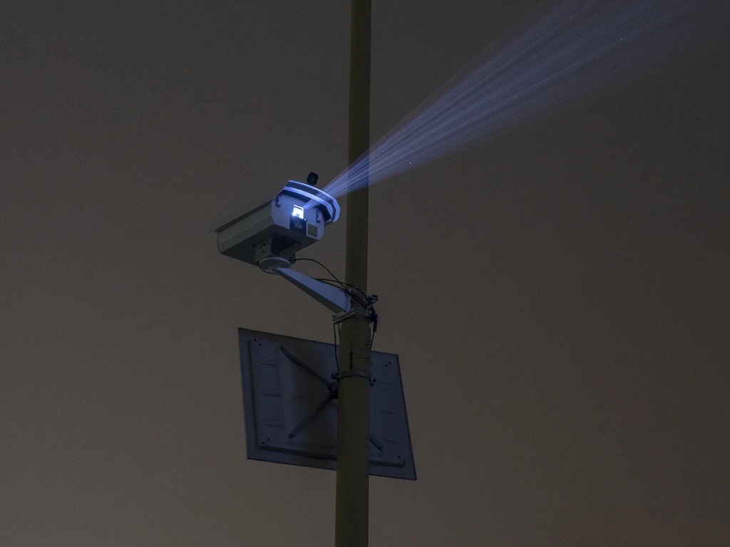 夜間　レーザー照射の様子　屋外広告　レーザービルボード　派手で目立つ広告　新しい媒体