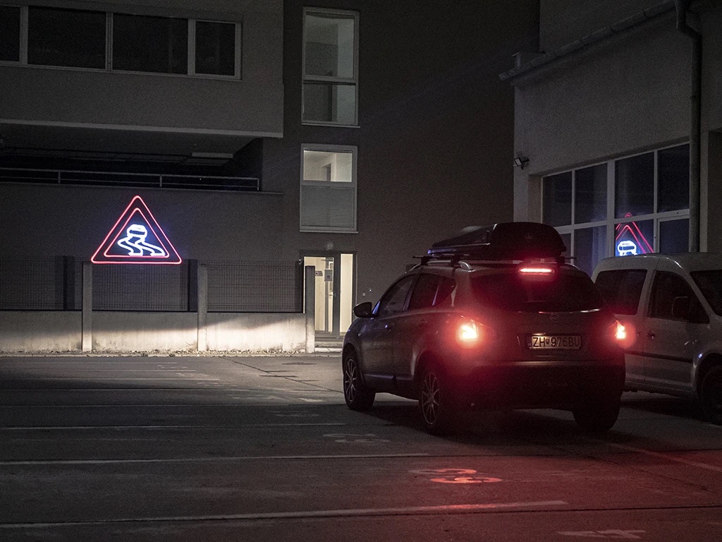 レーザーで道路標示　レーザー標識　屋外広告　レーザービルボード　派手で目立つ広告　新しい媒体