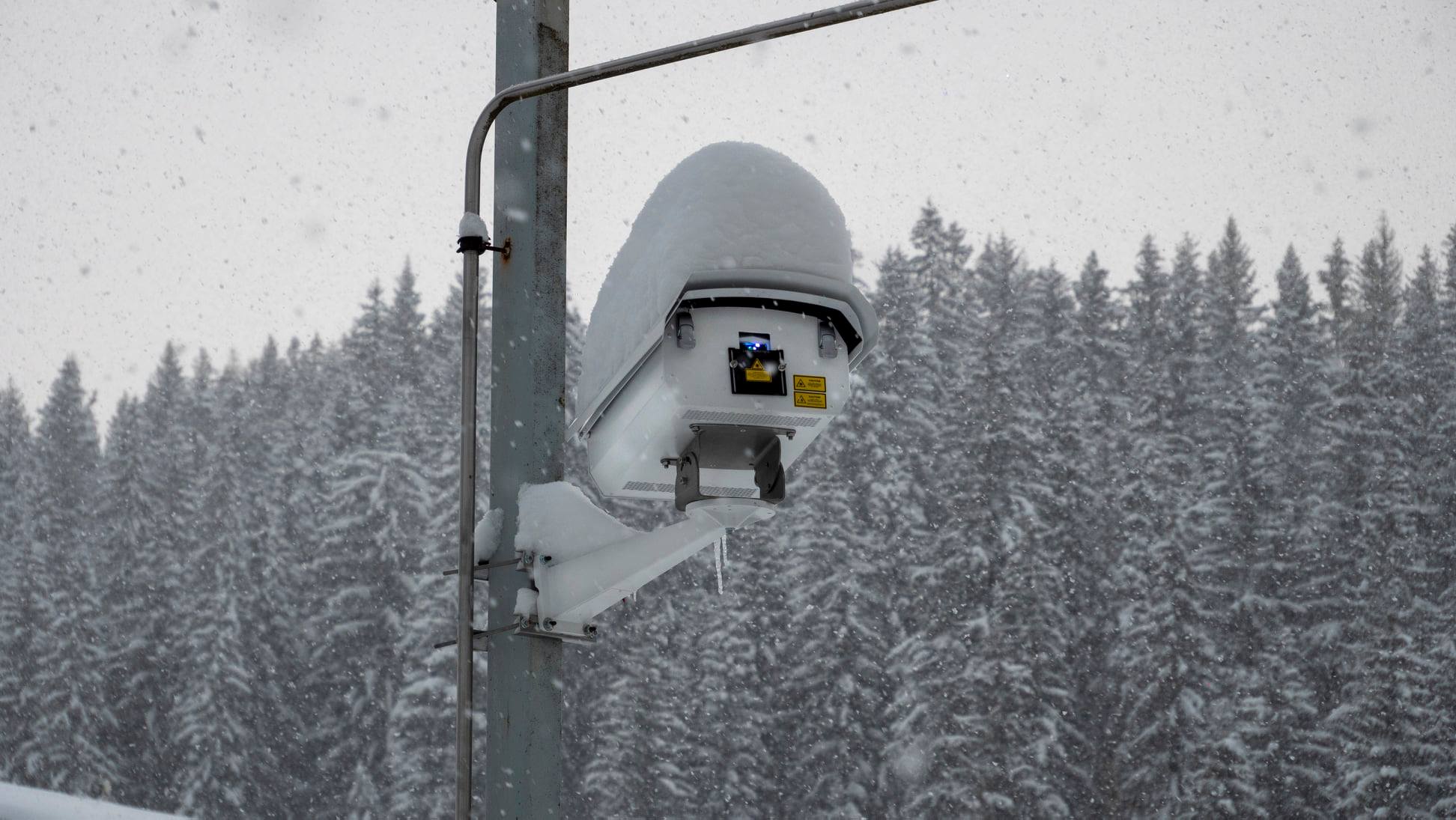 雪の中でもレーザーを照射し、宣伝広告に使えます。超省エネルギー