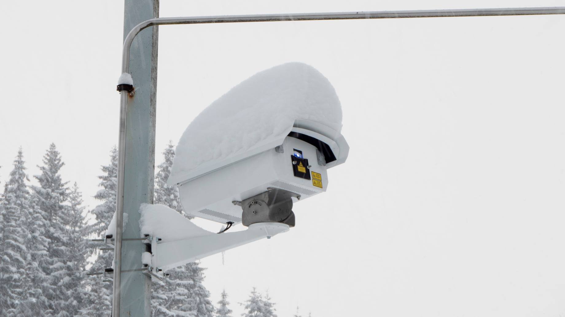 雪の中でもレーザーを照射し、宣伝広告に使えます。超省エネルギー