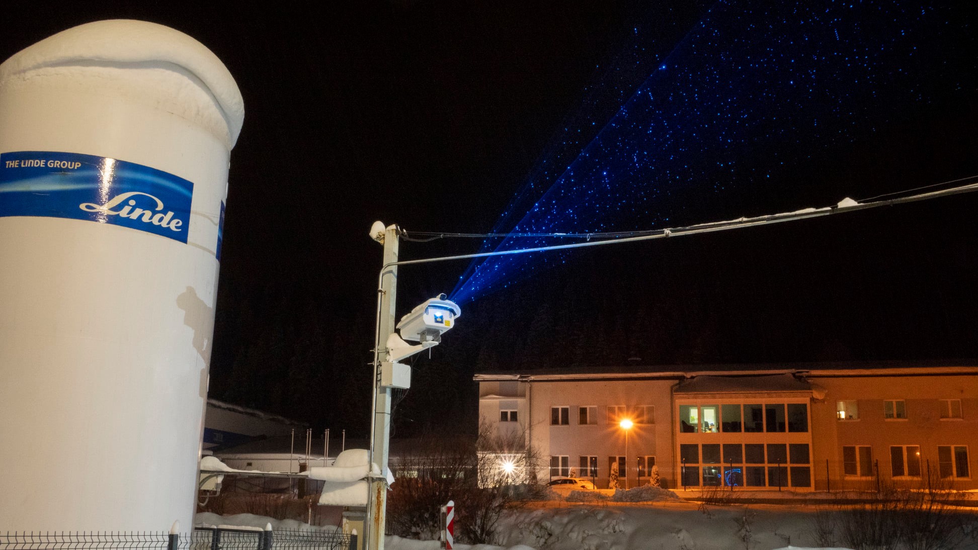 雪の中でもレーザーを照射し、宣伝広告に使えます。超省エネルギー