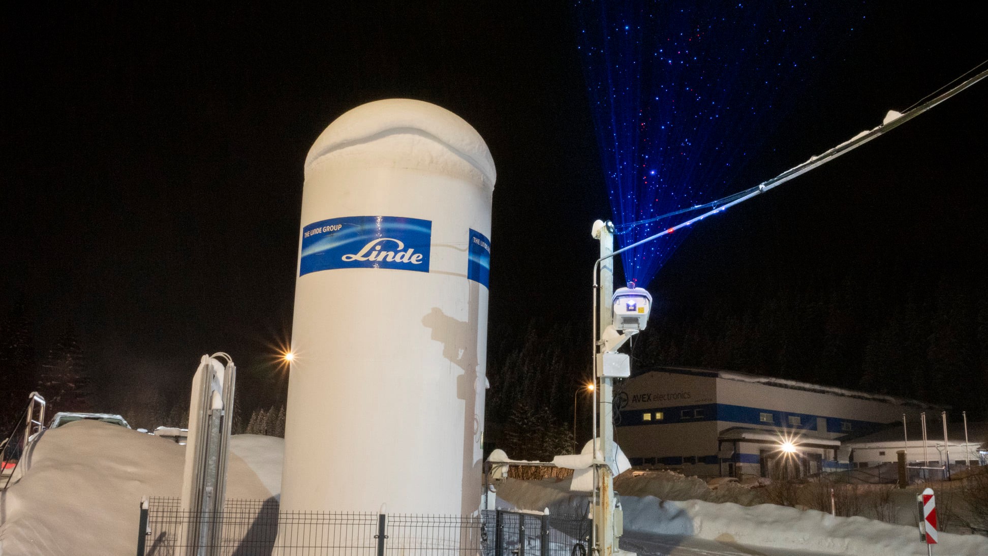 雪の中でもレーザーを照射し、宣伝広告に使えます。超省エネルギー