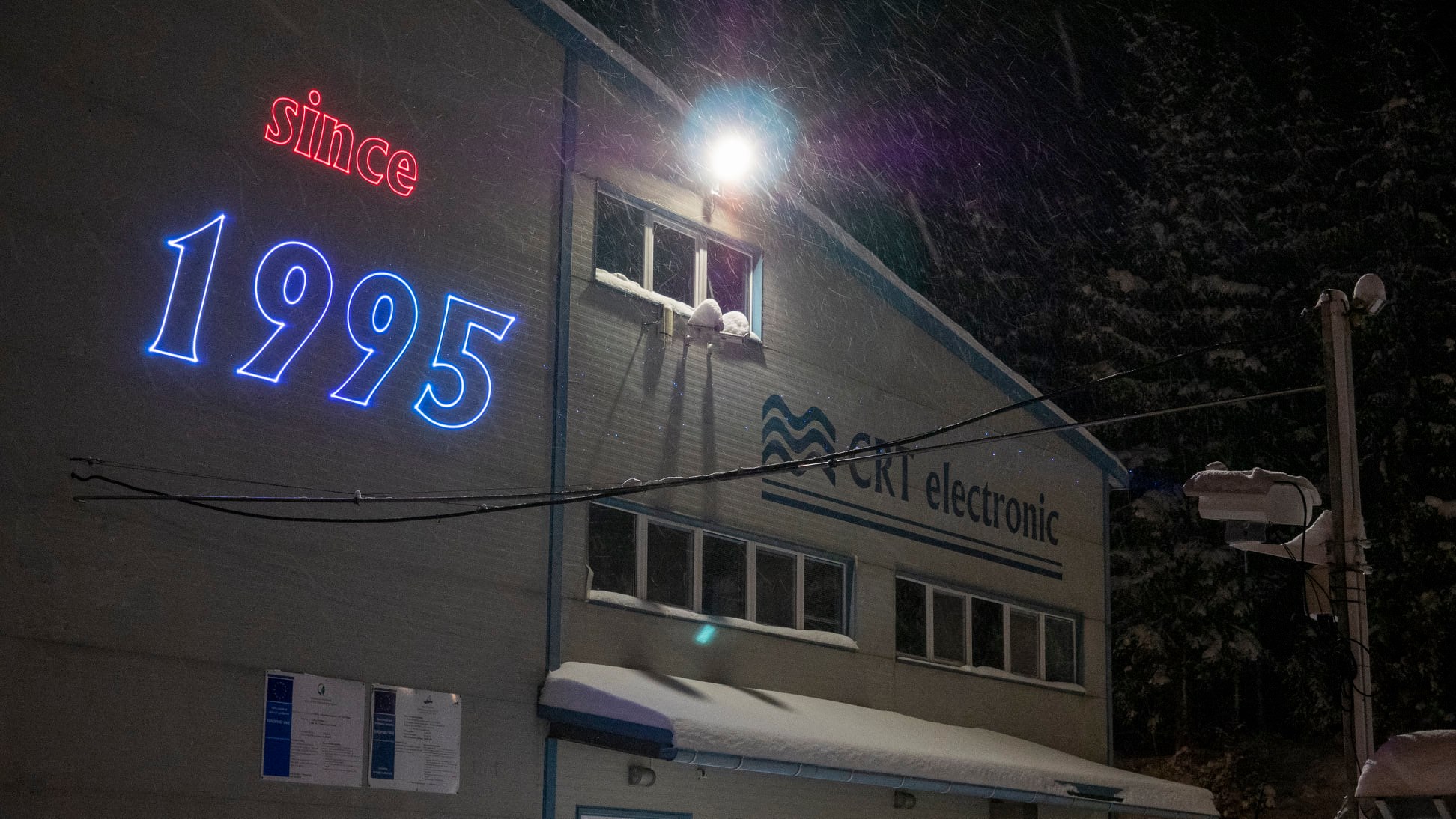 雪の中でもレーザーを照射し、宣伝広告に使えます。超省エネルギー